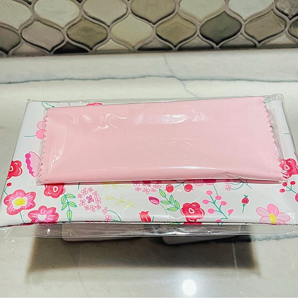 NWT Max Studio Cat-Eye Reading Glasses with Pink and Black Frame - Picture 3 of 6